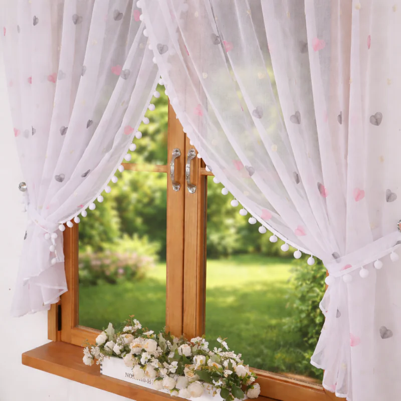 Firana z pomponami w serca 400x150 cm - obrazek 3